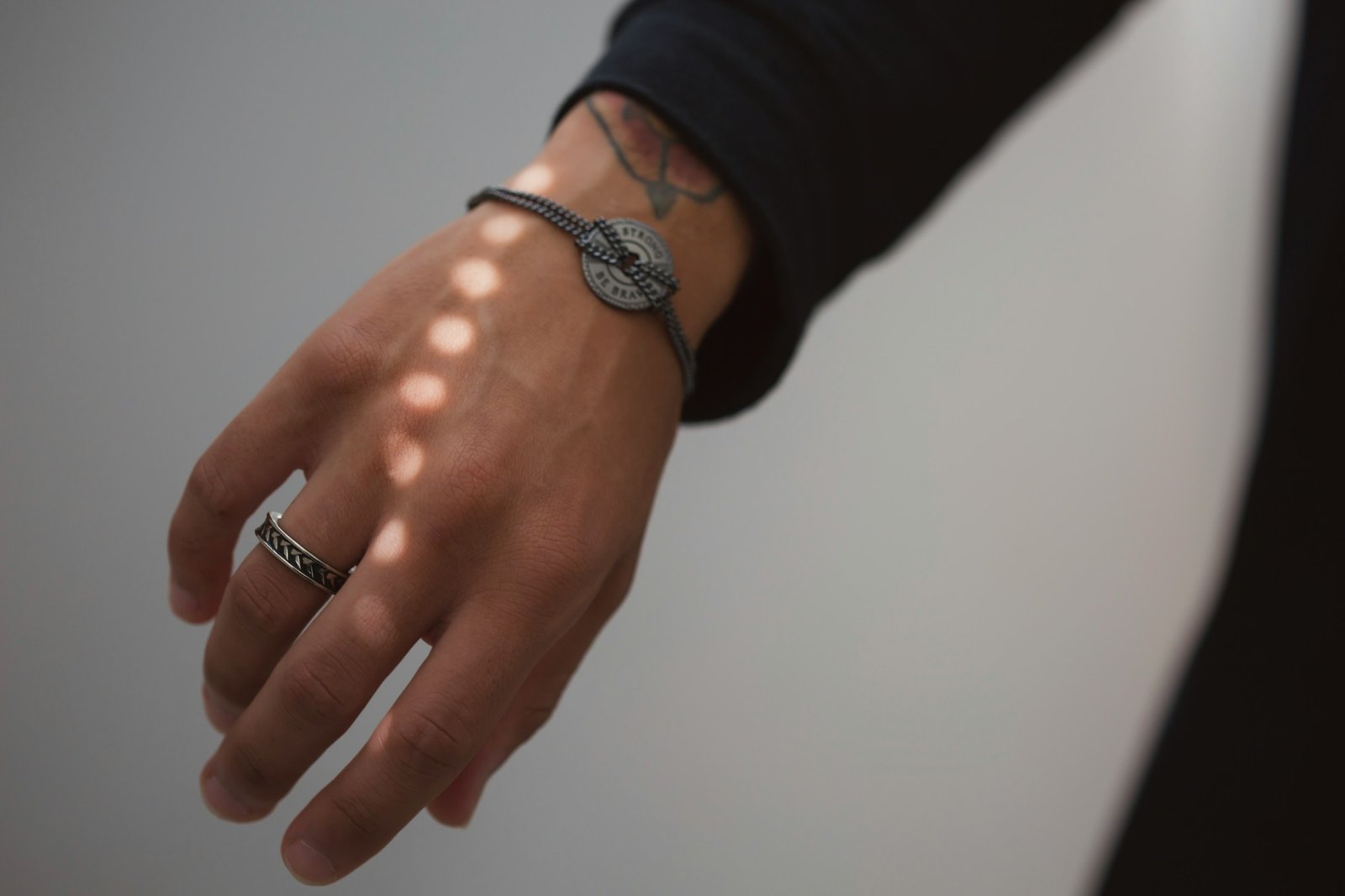 Personne avec bague et bracelet argent