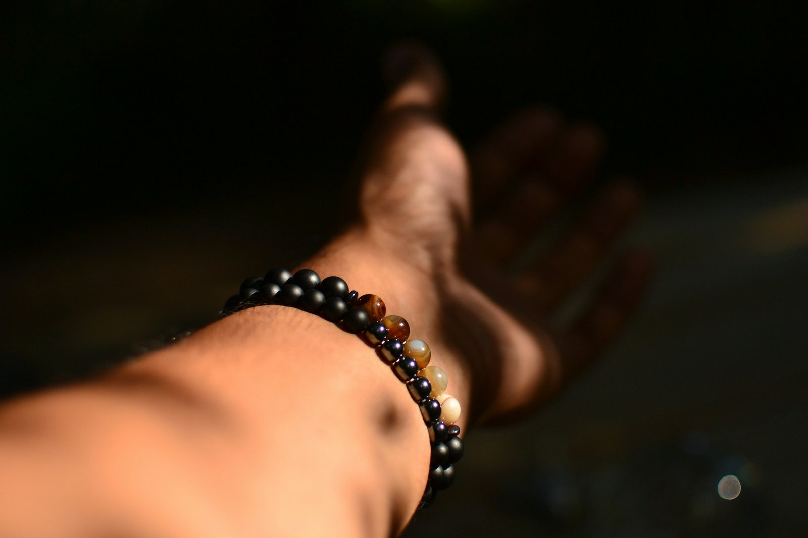 Personne avec bracelet de perles